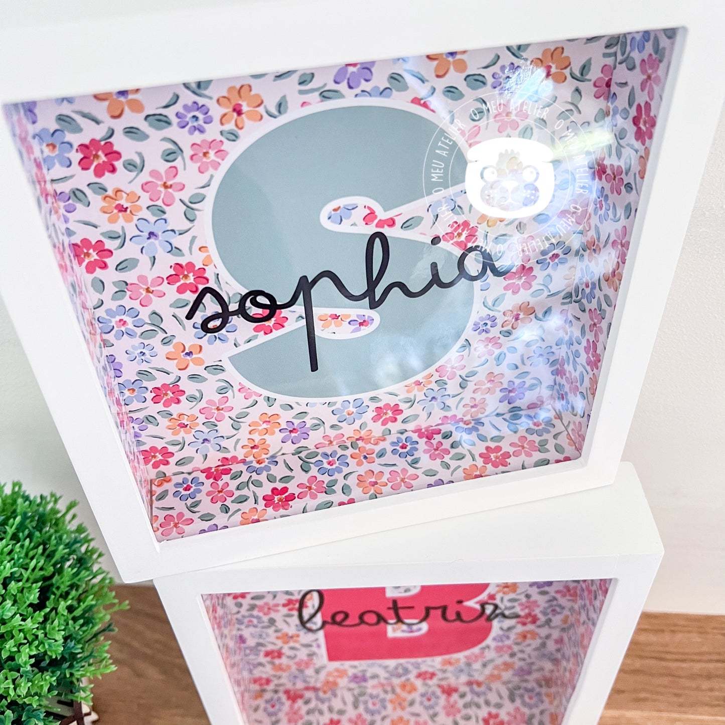 Mealheiro Infantil Personalizado em Madeira – Inicial e Nome com Fundo Floral