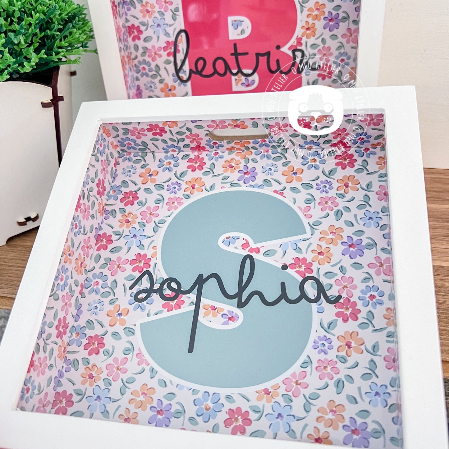 Mealheiro Infantil Personalizado em Madeira – Inicial e Nome com Fundo Floral