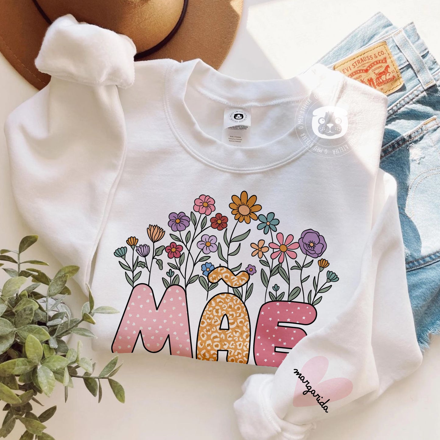 Sweatshirt Floral Personalizada com Nome e Coração na Manga