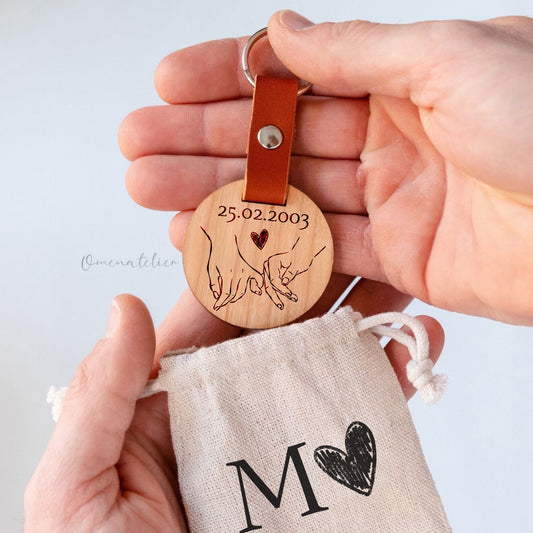 Conjunto de 2 Chaveiros personalizados c/ saco incluído “Mãos dadas”