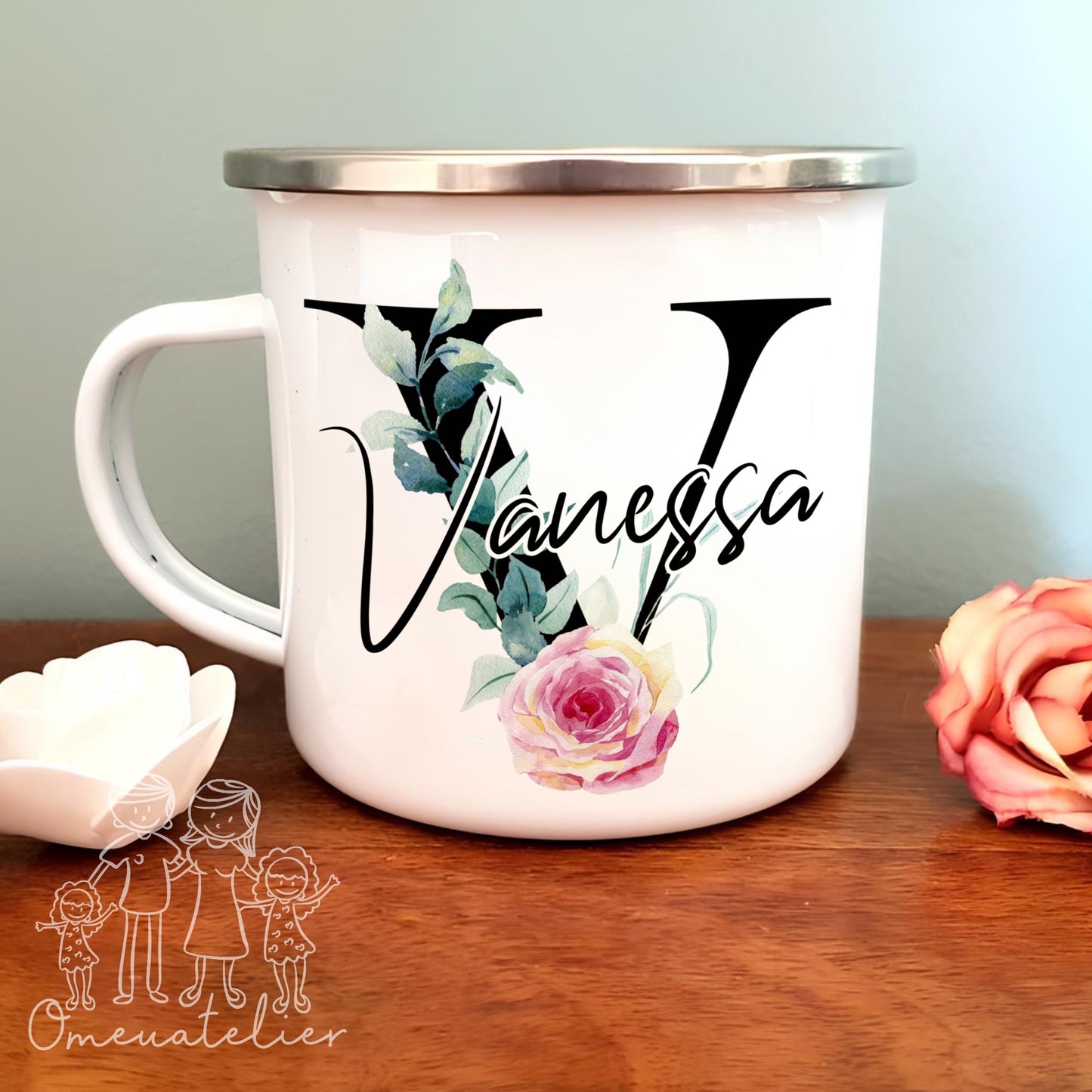 Caneca de esmalte “Inicial Floral”