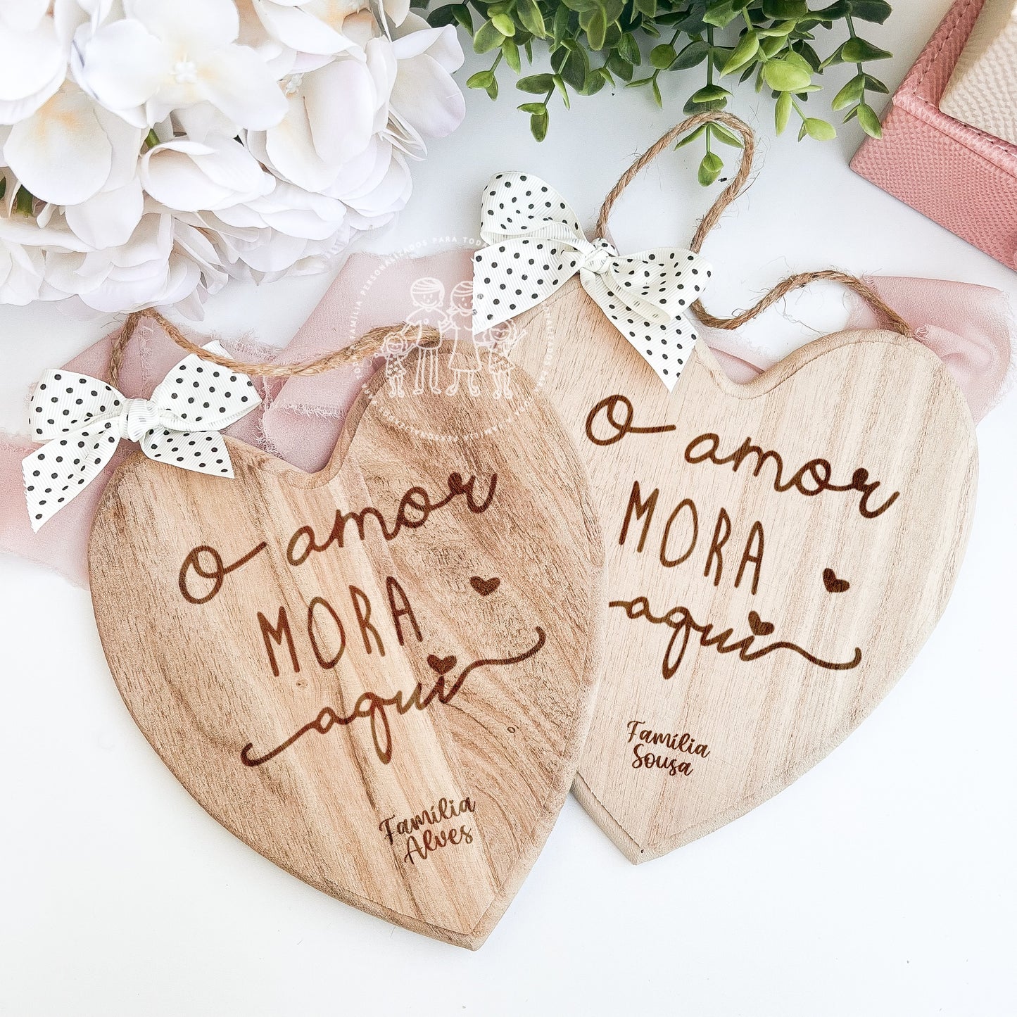 Placa decorativa para parede em forma de coração “O amor mora aqui”
