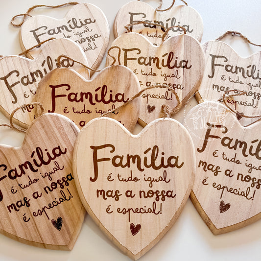Placa decorativa para parede em forma de coração “Família Especial”