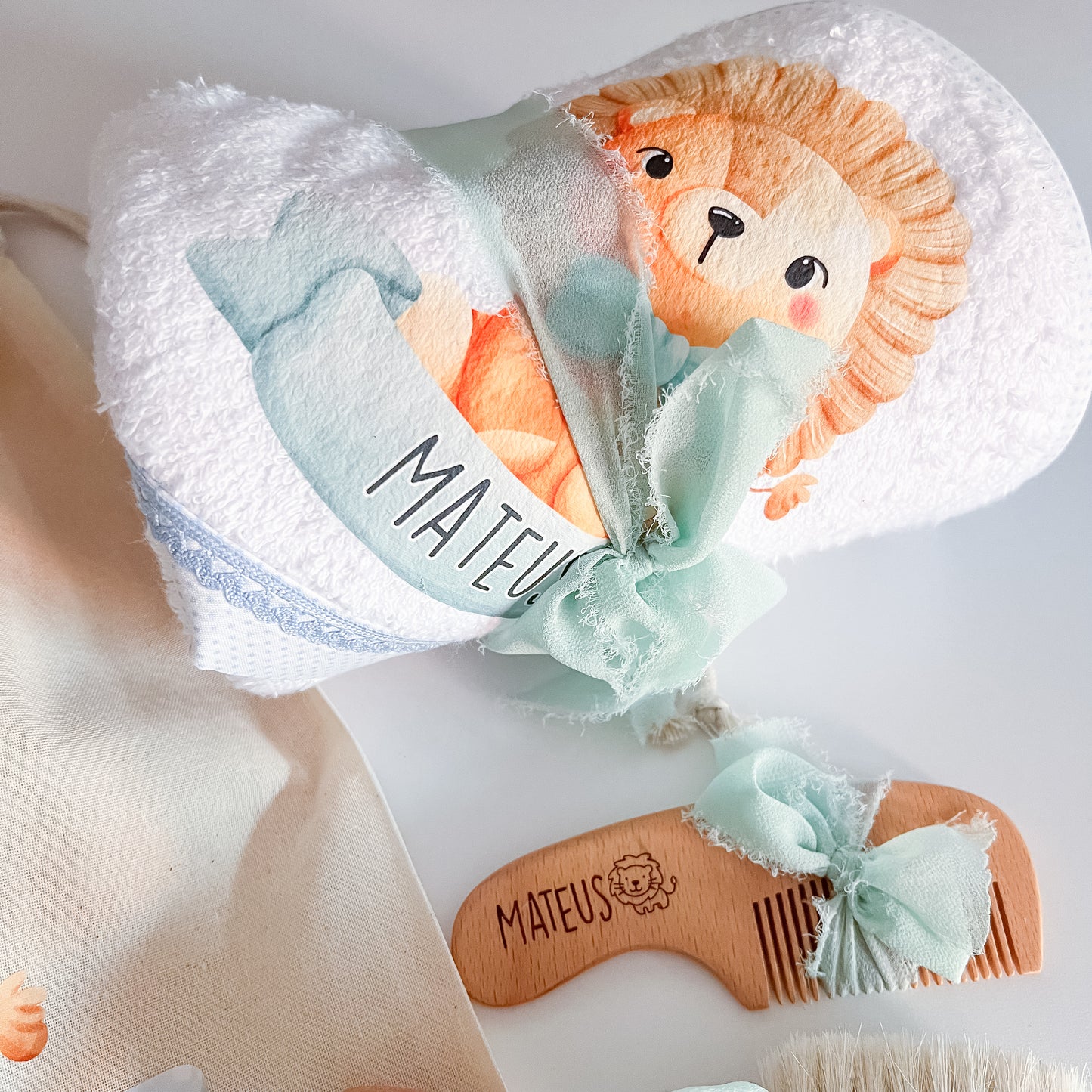 Kit Presente Personalizado Leão – Toalha, Saco, Escova e Pente com Nome