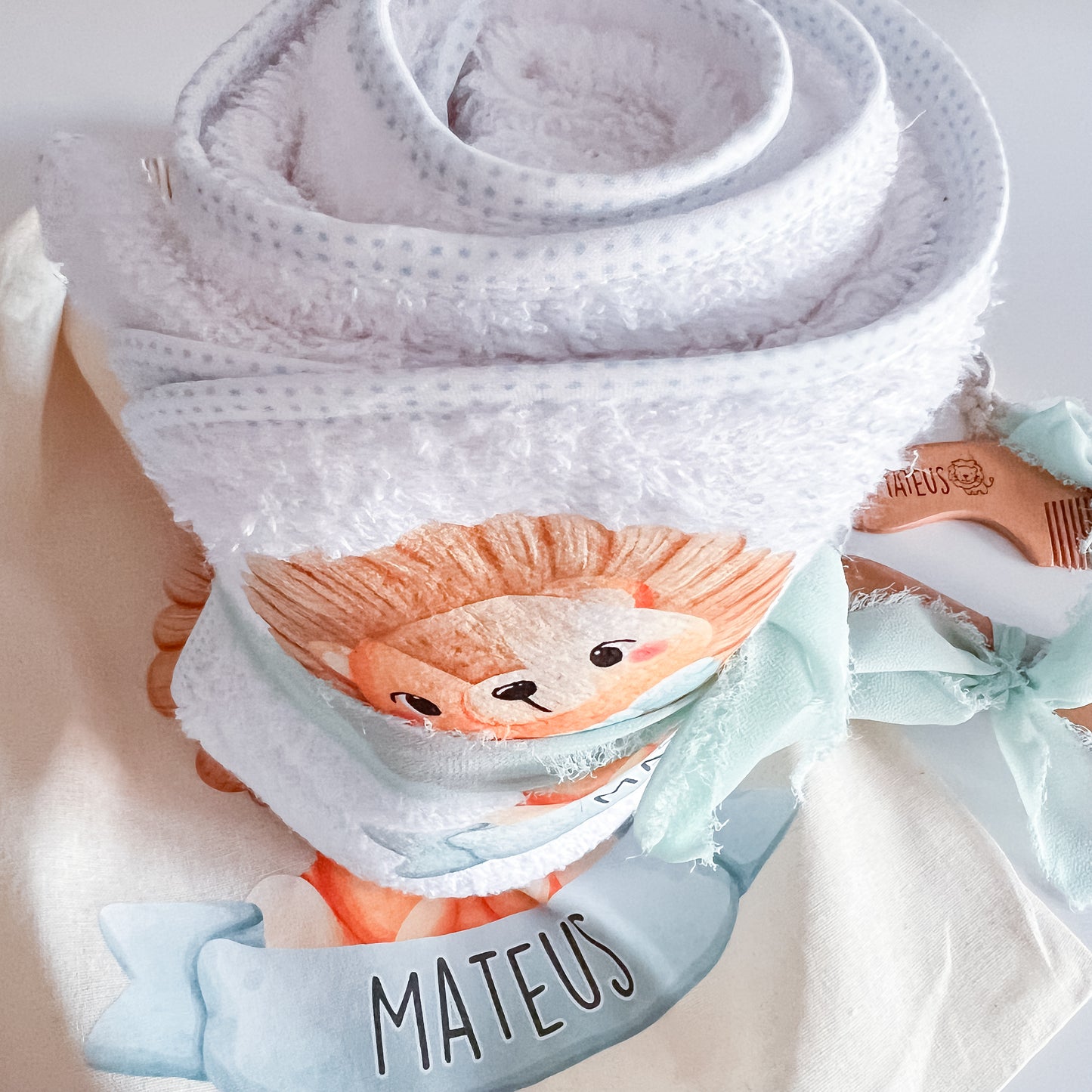 Kit Presente Personalizado Leão – Toalha, Saco, Escova e Pente com Nome