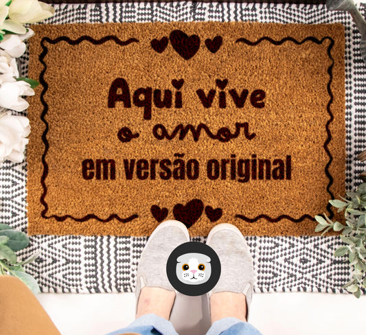 Tapete de entrada personalizado “Aqui vive o amor…”