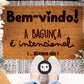 Tapete de entrada personalizado “A bagunça é intencional…”