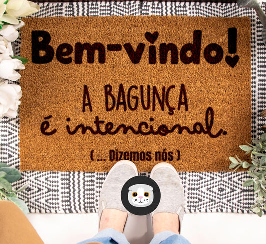 Tapete de entrada personalizado “A bagunça é intencional…”
