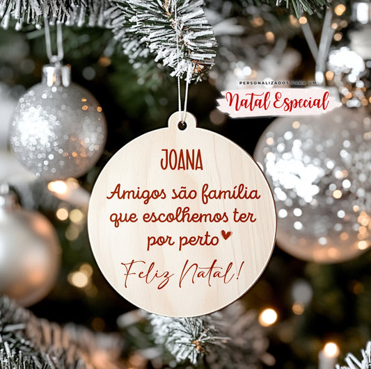 Bola de Natal em madeira “Amigos são família”