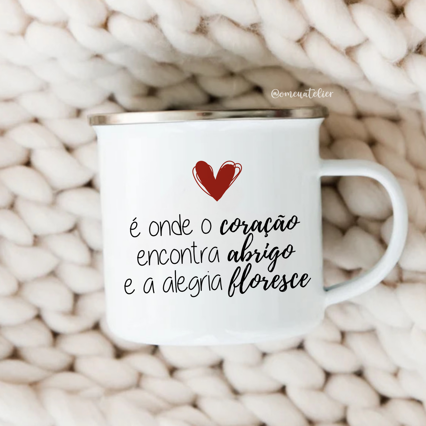 Caneca de esmalte personalizada “Família é…”