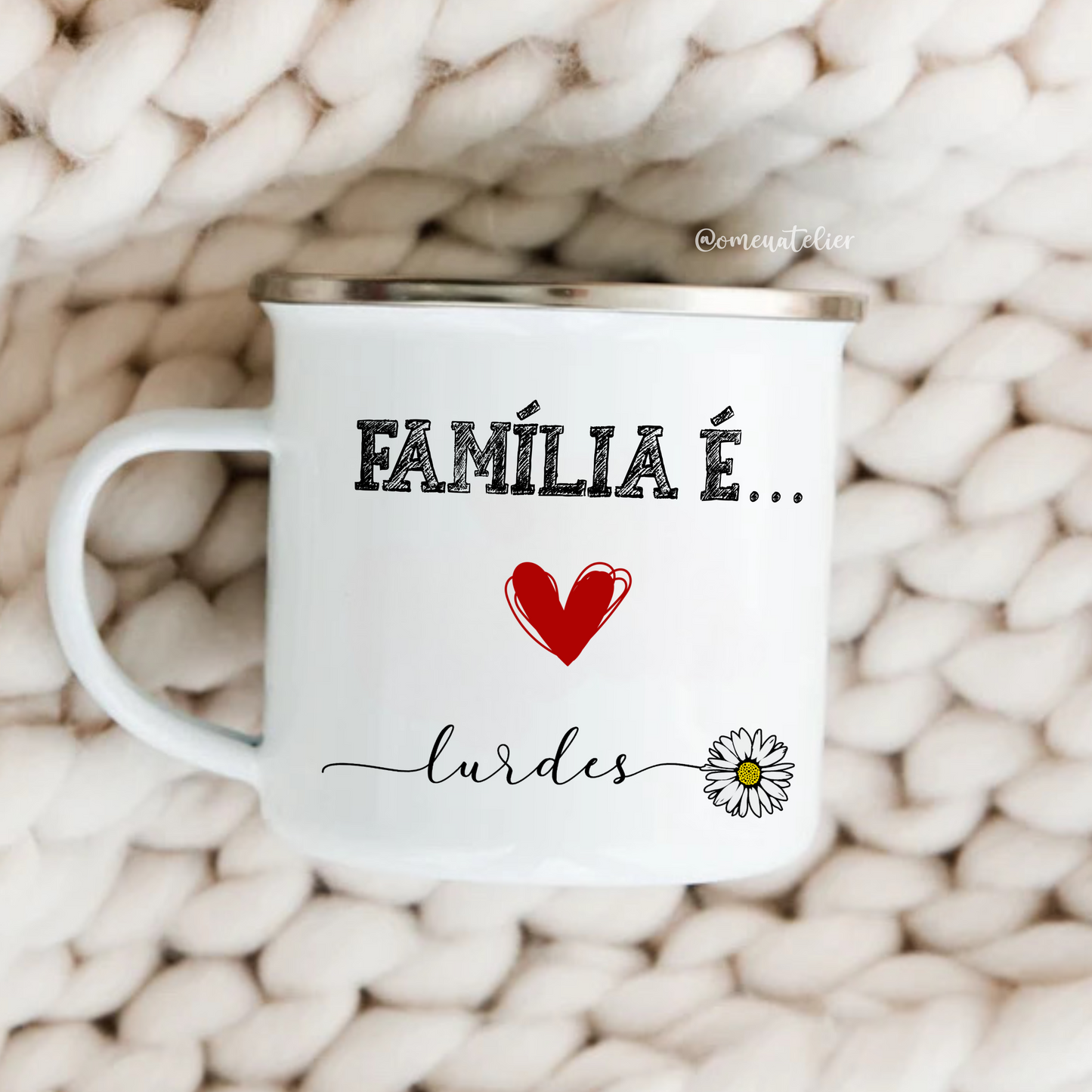 Caneca de esmalte personalizada “Família é…”