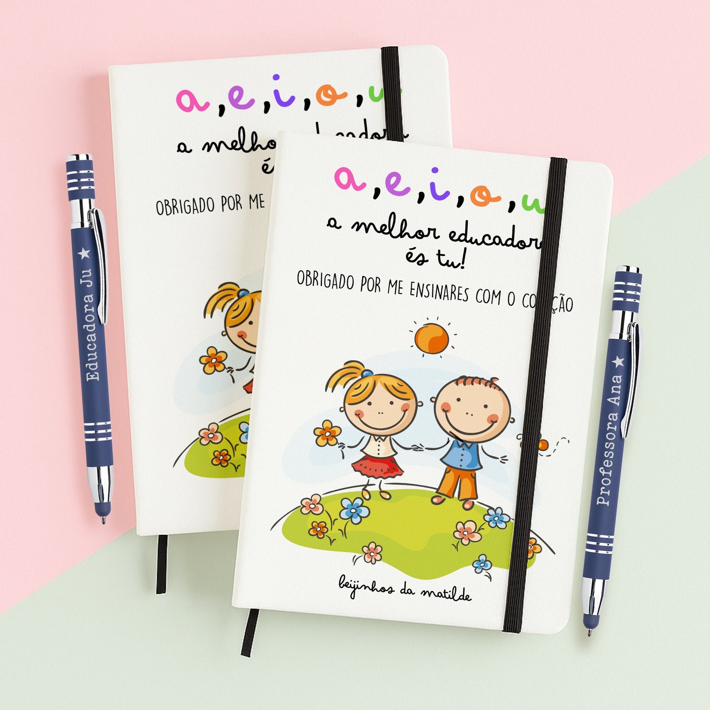 Conjunto “a,e,i,o,u” – Bloco A5 + Caneta Touch | Presente para Educadoras, Professoras ou Auxiliares