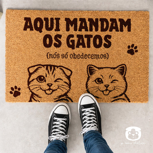 Tapete de entrada personalizado - Aqui mandam os gatos